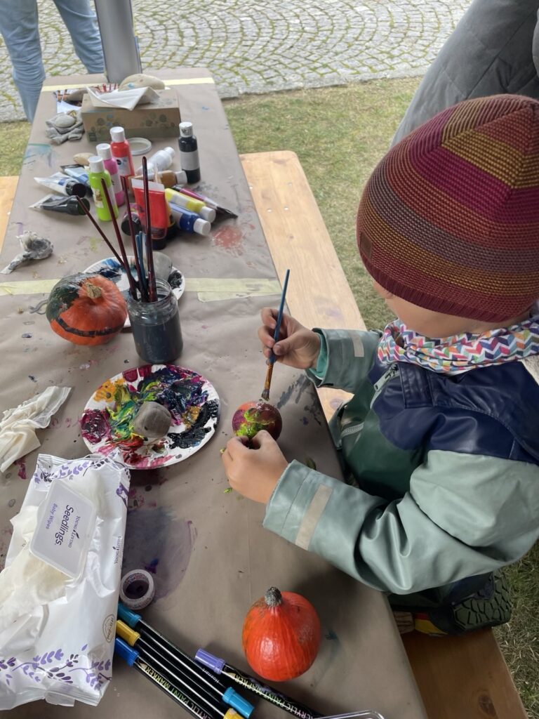 (c) Kerstin Matuschek Kinder bemalen Kürbisse