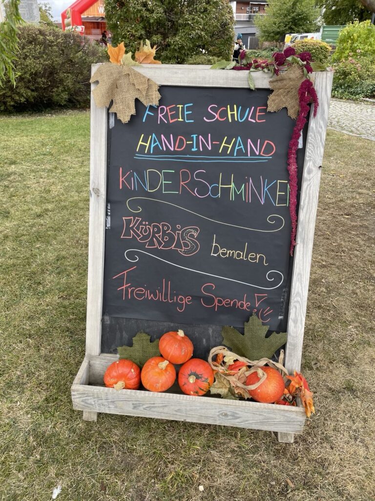 (c) Kerstin Matuschek Herbstfest - Bunte Tafel mit Kürbissen